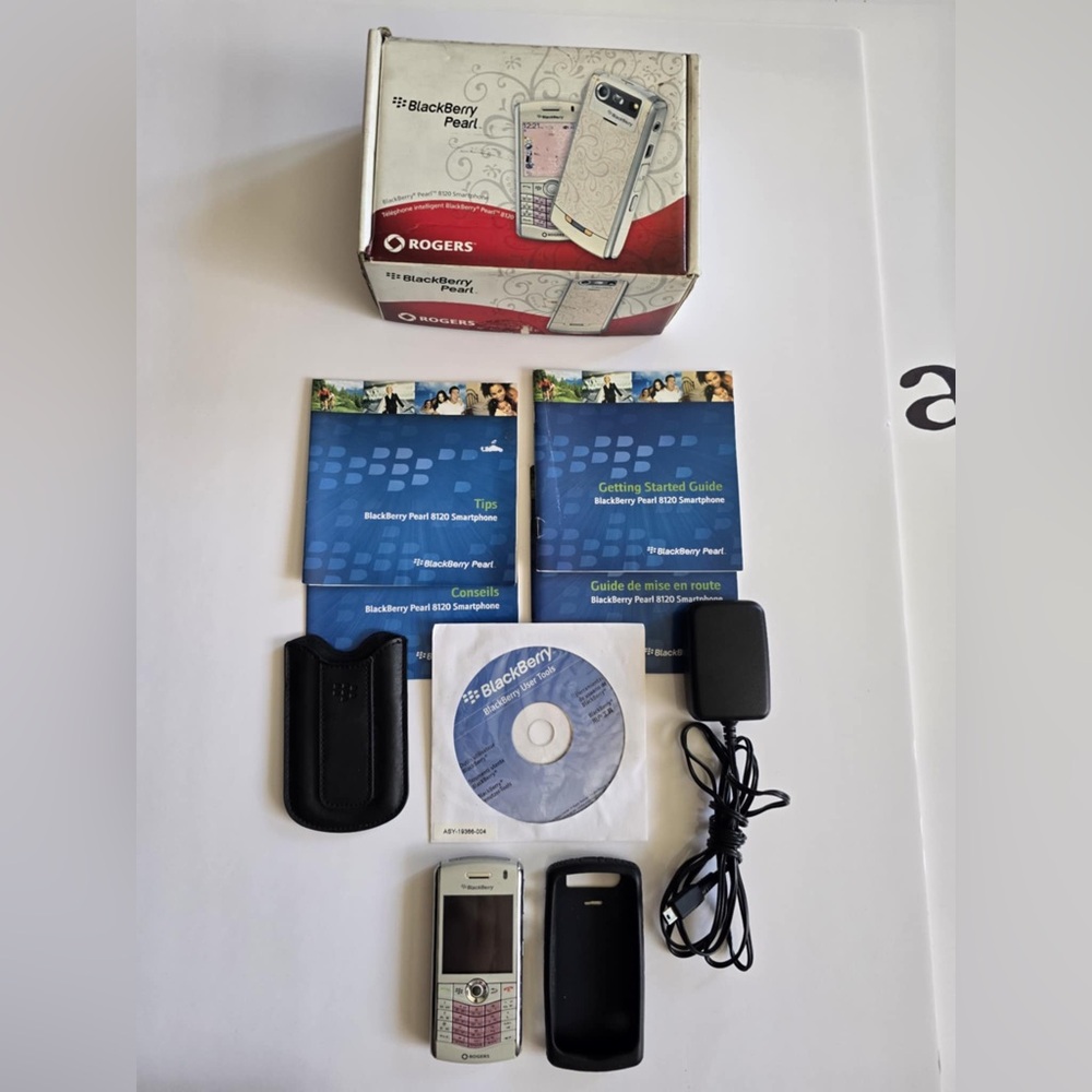 Vintage Balckberry Pearl 8120 Complete Phone. Rogers Exclusive. Charger Case CD